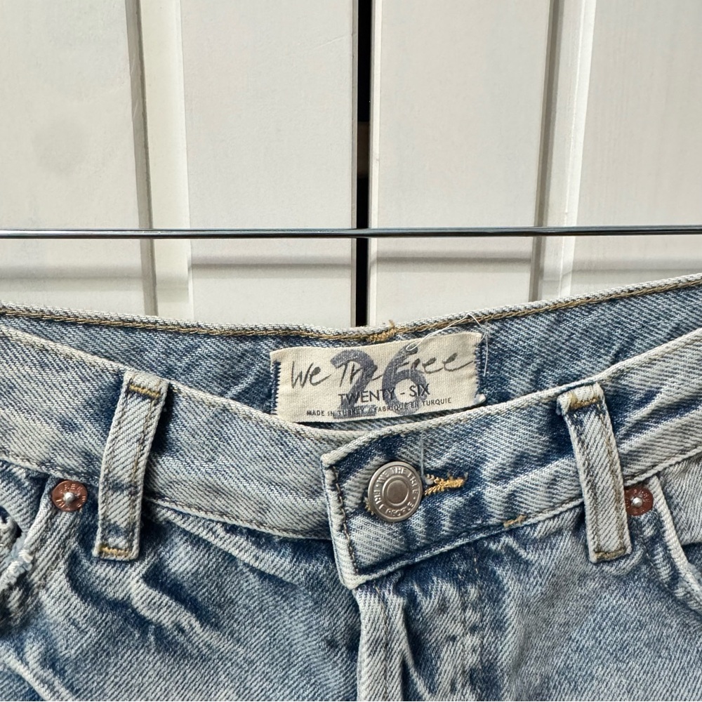 We The Free | Free People Maggie Mid-Rise Light Wash Distressed Shorts Size 26 - Picture 5 of 6